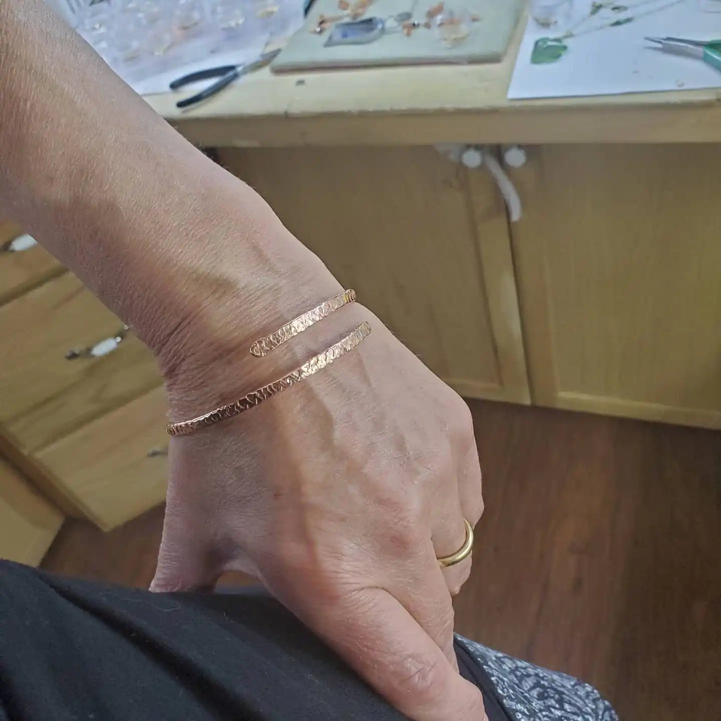 Unisex 8 Gauge Adjustable Hammered Copper Overlap Bangle